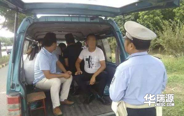 家用小轿车超载隐患多，影响安全驾驶哦