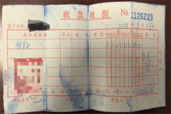 乘客包落公交车，司机打开一看，2160万！
